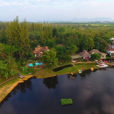 Golden Lake View Boutique Resort Kanchanaburi Esterno foto