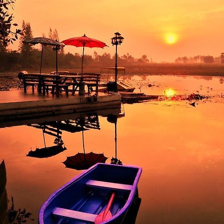 Golden Lake View Boutique Resort Kanchanaburi Esterno foto