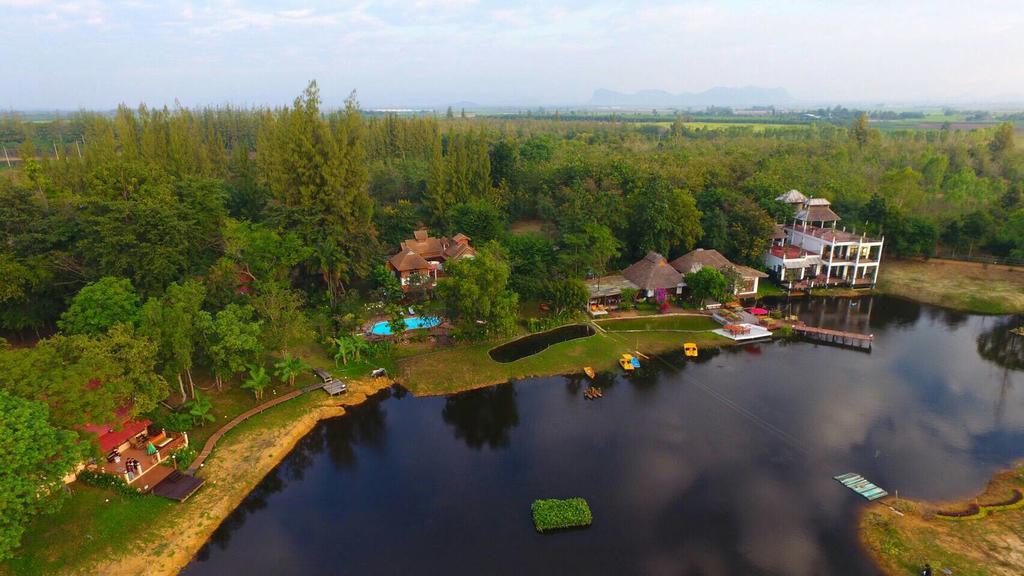 Golden Lake View Boutique Resort Kanchanaburi Esterno foto