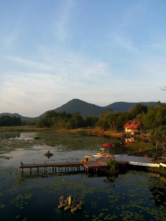 Golden Lake View Boutique Resort Kanchanaburi Esterno foto