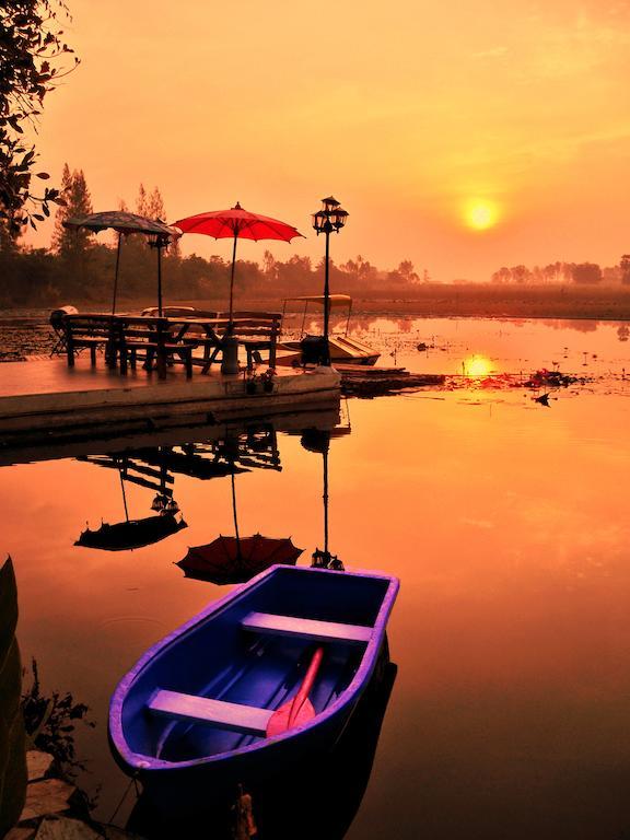 Golden Lake View Boutique Resort Kanchanaburi Esterno foto