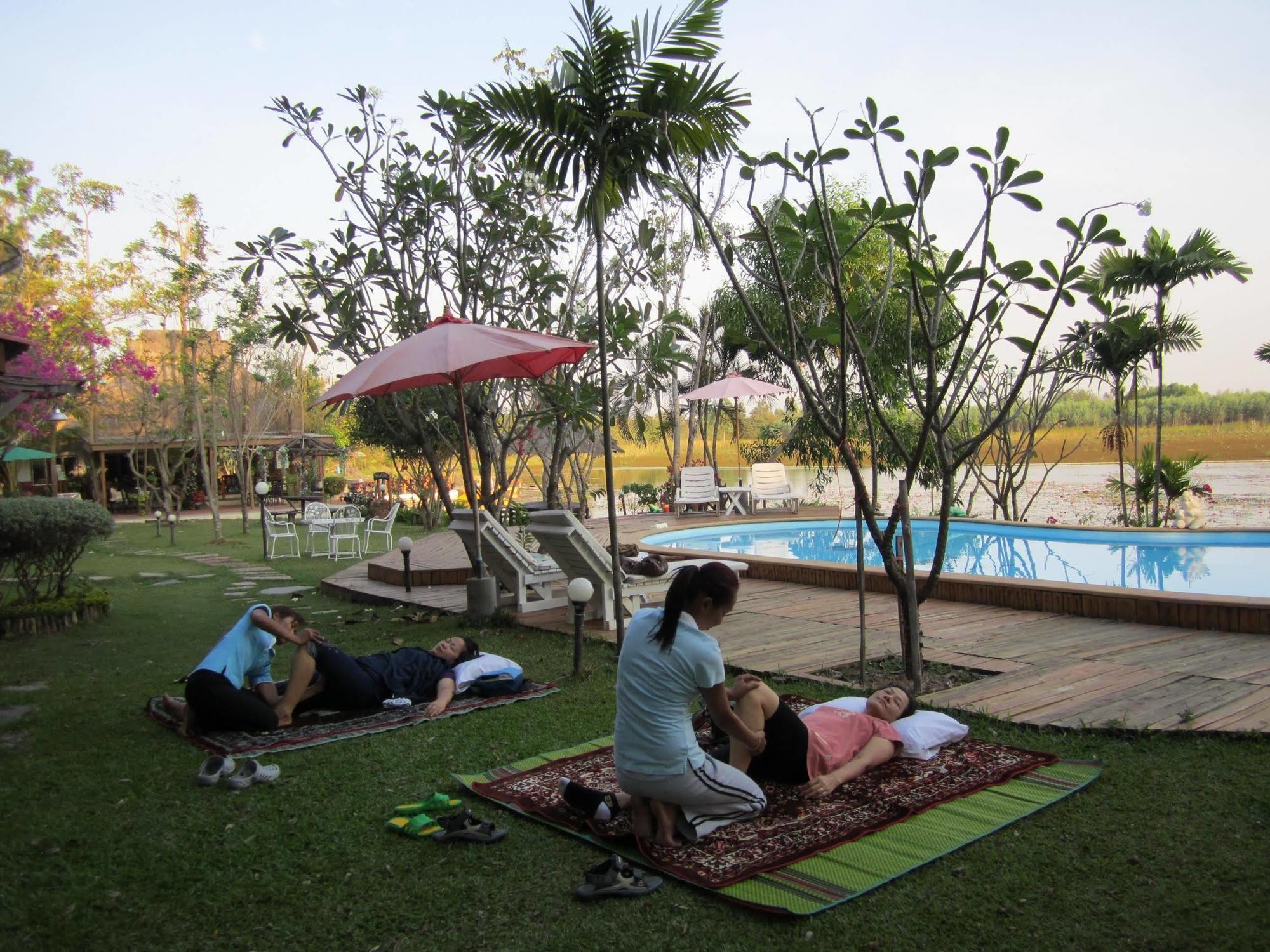 Golden Lake View Boutique Resort Kanchanaburi Esterno foto