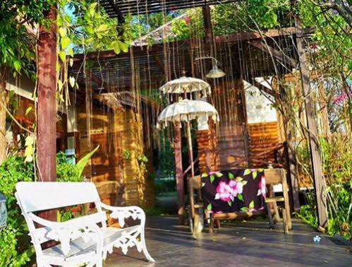Golden Lake View Boutique Resort Kanchanaburi Esterno foto