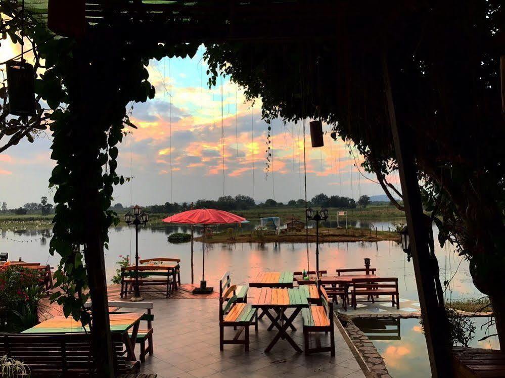 Golden Lake View Boutique Resort Kanchanaburi Esterno foto