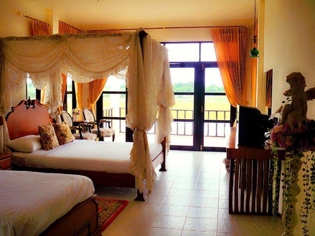 Golden Lake View Boutique Resort Kanchanaburi Esterno foto
